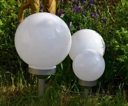 Okrúhle solárne záhradné lampy s rôznym priemerom