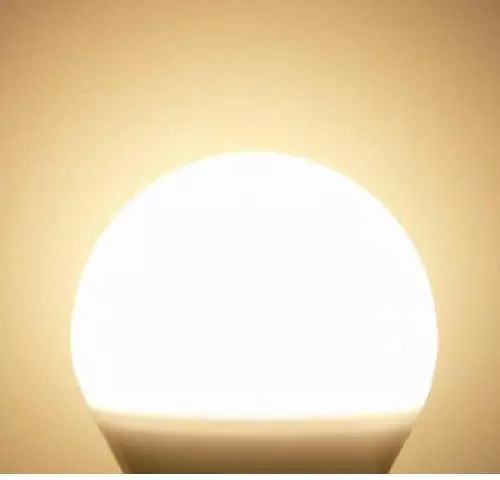 Energeticky úsporná led žiarovka pre vnútorné a vonkajšie osvetlenie